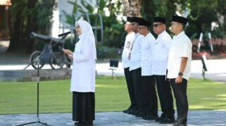 Bupati Banyuwangi, Ipuk Fiestiandani, memimpin apel perdana di Kantor Pemkab Banyuwangi