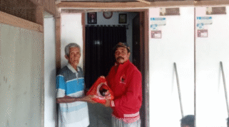 Kader PDI Perjuangan Banyuwangi menyerahkan paket sembako kepada warga kurang mampu