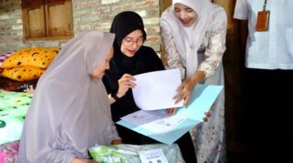 Petugas desa mengurus dokumen kependudukan bagi warga kurang mampu