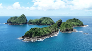 Pemandangan gugusan pulau di Pulau Bedil Banyuwangi