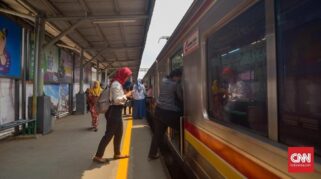 Penumpang menunggu KRL yang tertahan di Stasiun Kebayoran