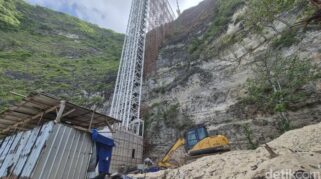 Lokasi lift kaca Pantai Kelingking yang diminta dibongkar