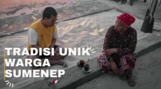 Warga Desa Legung Timur Sumenep tidur di atas pasir sebagai tradisi turun-temurun.