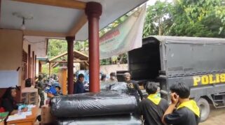 Polda Jatim menyalurkan bantuan logistik bagi korban erupsi Gunung Semeru
