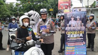 Polres Magetan membagikan bunga dan cokelat saat Operasi Zebra Semeru 2025