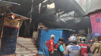 Petugas damkar memadamkan kebakaran di Pasar Anyar Bogor