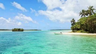 Pantai Pacar Tulungagung dengan air terjun dan pasir putih