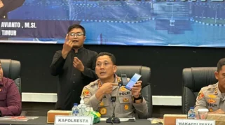 Petugas Polresta Banyuwangi memantau panggilan layanan 110