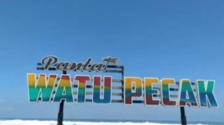 Pantai Watu Pecak Lumajang Pesona Pasir Hitam Eksotis dan Ombak Besar di Selatan Jawa